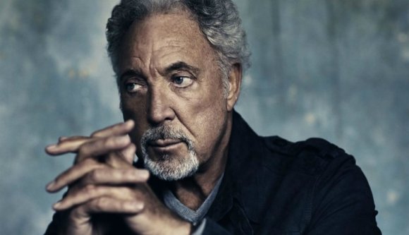 Bugyikat le! Kolozsváron koncertezik Tom Jones, a '60-as évek szexikonja