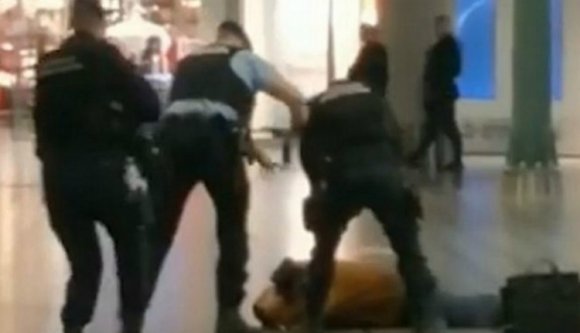 Késsel hadonászott és bombával fenyegetőzött egy román állampolgár Amsterdamban (VIDEÓval)