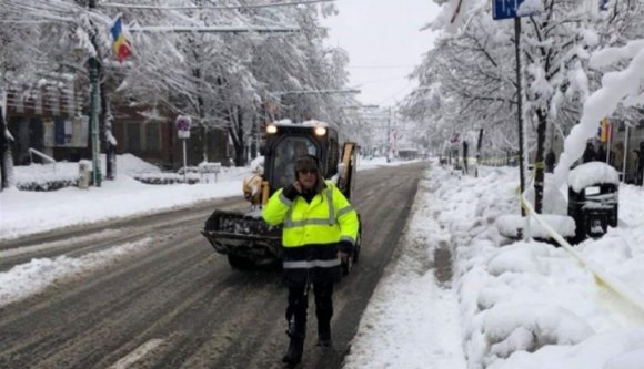 Míg a köznép havat lapátol, a választottak forradalmi megemlékezésen díszelegnek