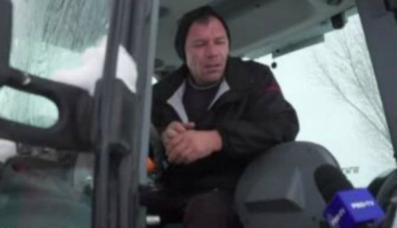 Ilyen is van: saját traktorjával vonult ki havat takarítani a polgármester