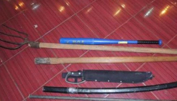 Botokkal, vasvillával, szamurájkarddal és machetével emberkedtek a nyílt utcán – de nem bizonyult jó ötletnek