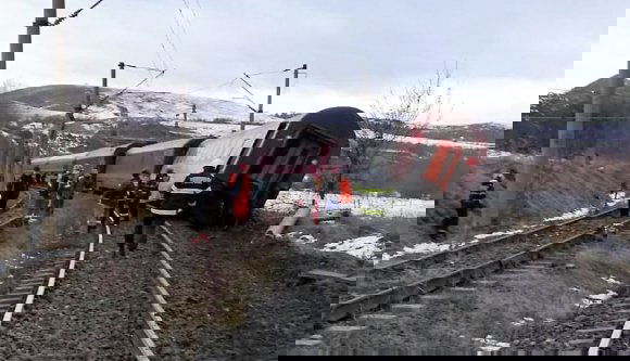 Csúszósak lettek a sínek? Két vonat is kisiklott ma