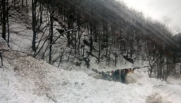 Kisebb lavina zárta el a Zsil-völgyét