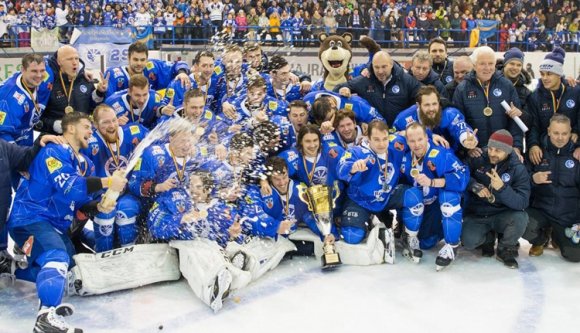 A csíkszeredai karácsonyfa alatt maradt a hokitrófea