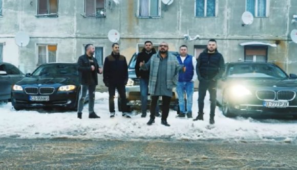 Manelista rendőr élteti a maffiát egy videóklipben