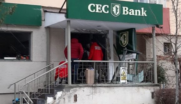 Bankot robbantottak Brassóban. Szó szerint
