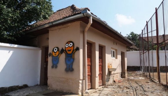 Több mint kétezer romániai óvodában és iskolában tanulnak középkori körülmények között a gyerekek