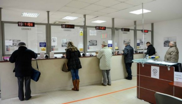 Az adófizetőket nem lehet leszoktatni az év eleji sorban állásról