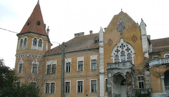 Kastélyszállót és ámuldozó turistahadakat álmodnak a nemesi otthonok romjai közé