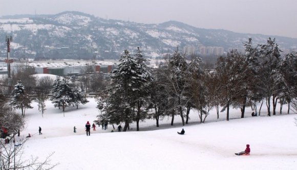 Nem érdemes még elpakolni a szánkót és a hólapátot