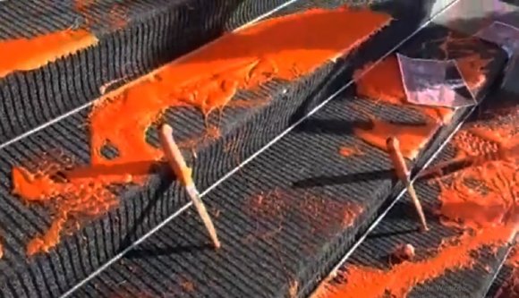 Késelés miatt folyik a festék az igazságügyi minisztérium lépcsőjén