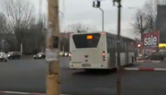 Kiugrott a buszsofőr vásárolni, a busz meg továbbment