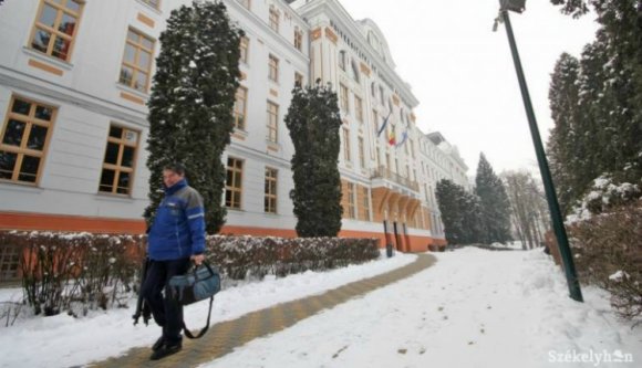 Két pofon, nem is egy: magyar helyett angol kart hoz létre a marosvásárhelyi orvosi egyetem