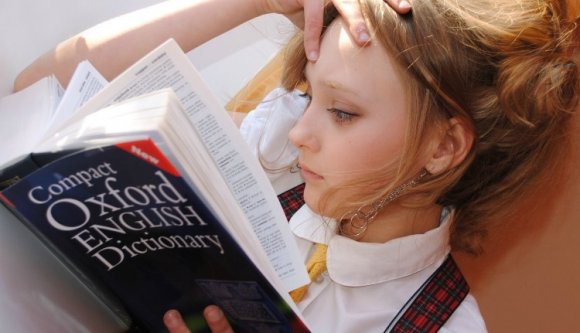 Egy anyuka nem bírja felfogni, hogy az angol „foot” szó kiejtve nem ugyanazt jelenti, mint a román „fut”