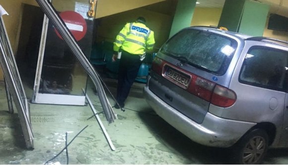 A sürgősségi kellős közepéig meg sem állt egy autós Craiován