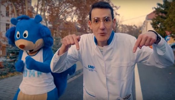 Zárják el az éles tárgyakat, takarják el a gyerekek szemét: itt a vásárhelyi orvosi egyetem himnusza! (VIDEÓval)