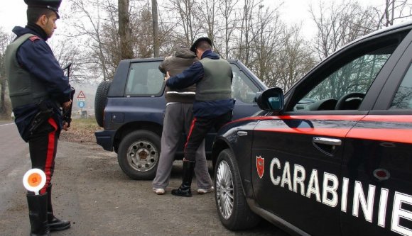 Talán legközelebb a mérleg helyett a pénztárgépet lopja el a két pancser olaszországi román rabló