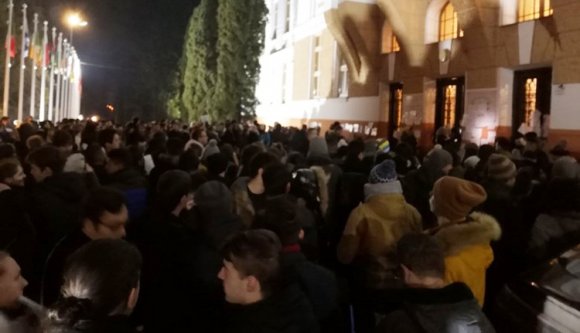 A MOGYE közel 300 diákja tüntetett