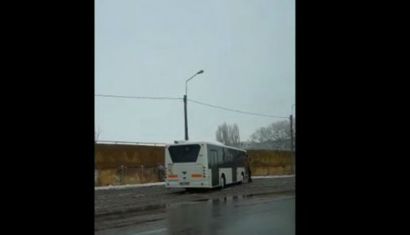 A busz elindult. A sofőr meg kétségbeesetten rohant mellette (VIDEÓval)