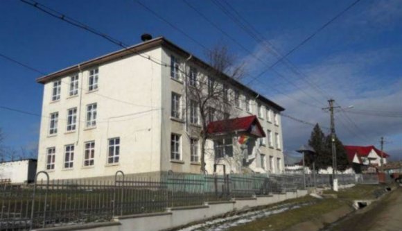 Kétemeletes luxusvécét építettek az iskolához, de a gyerekek még mindig az udvar végébe járnak