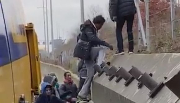 Felvétel készült egy román kamionos embercsempészről, akció közben (VIDEÓ)