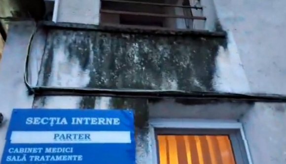 Nézzen lepattant garzonlakásokba költöztetett belgyógyászatot! (VIDEÓ)