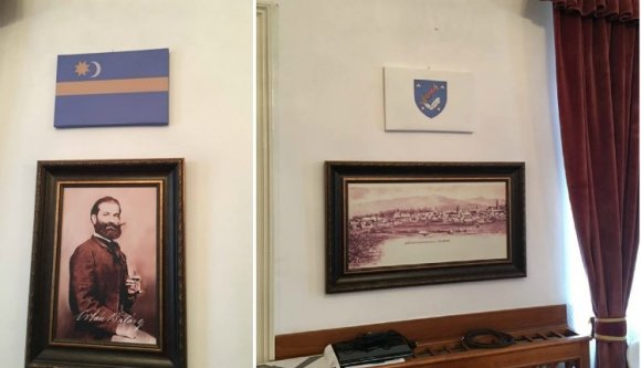 Székely furfang: műalkotásként tért vissza a kitiltott székely zászló a városházára