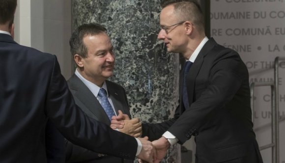 Egy napra két műhiszti is jutott a román sajtóban magyar politikusok látogatásai ürügyén