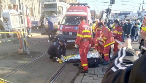Villamos alá löktek egy férfit Bukarestben, szörnyethalt