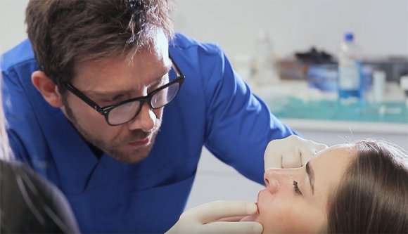 Nyolcosztályos olasz „sztárorvos” operált zavartalanul négy romániai klinikán