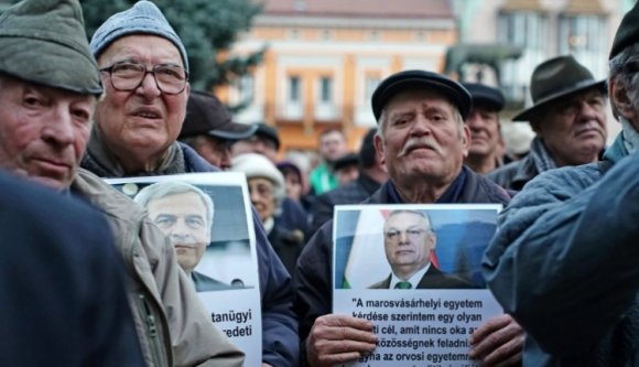 Politikusok arcképeivel vonultak utcára az orvosi egyetem magyar karáért