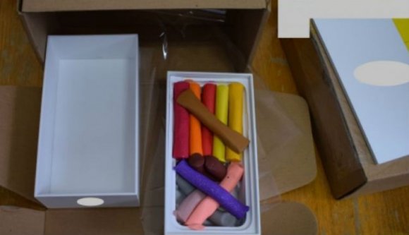 Persze a gyurmával is jól el lehet szórakozni, de mégiscsak bosszantó, ha a kifizetett okostelefon helyett színes rudacskákat ka