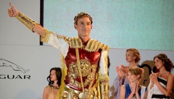 Miközben Madagaszkáron lógatja a lábát, Romániában kilenc év börtönt kapott a különc konstancai expolgármester