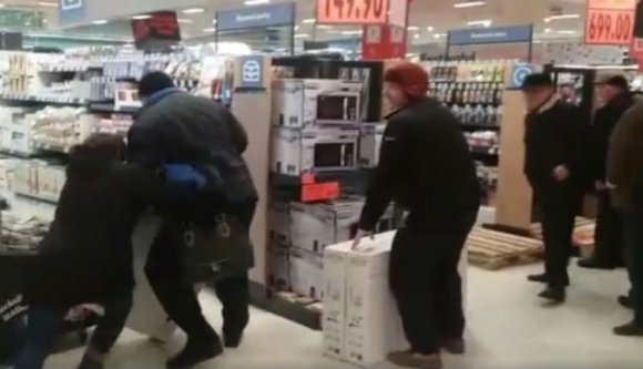 Nem az örök életet adták ingyen egy bákói boltban, csak a LED-tévét akciósan, mégis majdnem tömegverekedés lett belőle (VIDEÓval