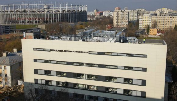 Egyelőre nem a leleplezőknek, hanem az álorvosnak bélyegzett nőnek hisz a kórház, ahol dolgozik