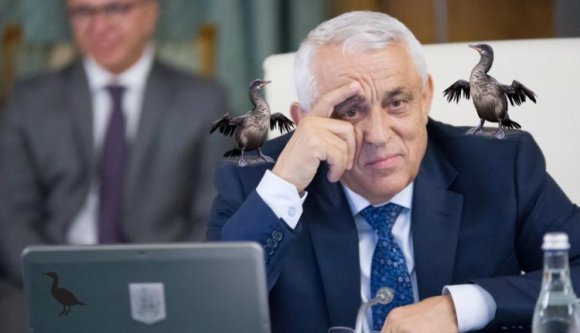A szerencsétlen mezőgazdasági miniszter nem tud szabadulni egy madártól (VIDEÓval)