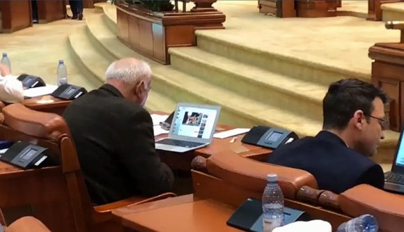 Vajon mit bámul olyan nagyon a képviselő úr a parlamentben? (VIDEÓval)