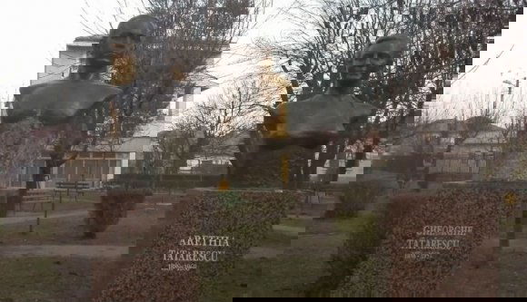 Amikor a mellszobor tényleg mellszobor: túl nagynak találták egy szobor mellét, ezért inkább eltüntették