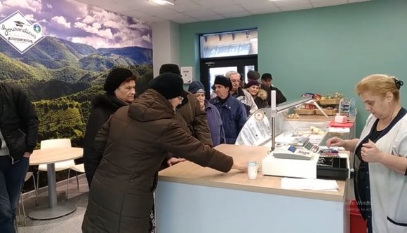 Tolonganak a kolozsváriak az egyetem kisboltjában