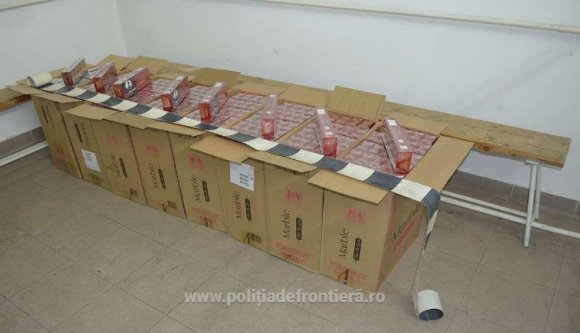 Berezeltek az ipari mennyiségű cigarettát cipelő csempészek, miután a határrendészek lövöldözni kezdtek