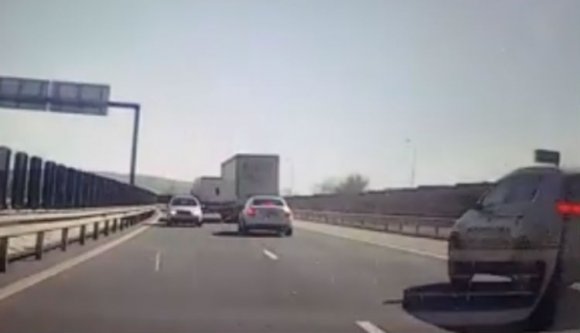 Azért van, akinek még mindig nem sikerült elsajátítania az autópályák szakszerű használatát