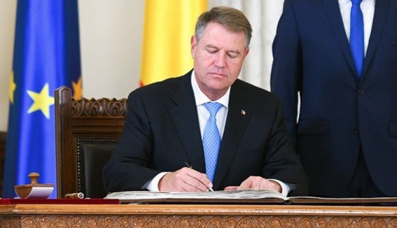 Iohannis ezúttal nem söpörheti le az asztalról a magyar oktatást védő törvényt