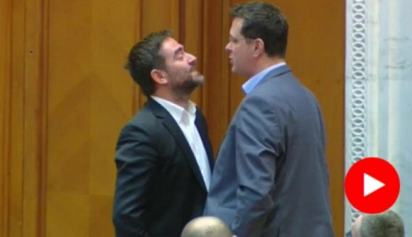Majdnem összehozott egy parlamenti bunyót két honatya (VIDEÓ)
