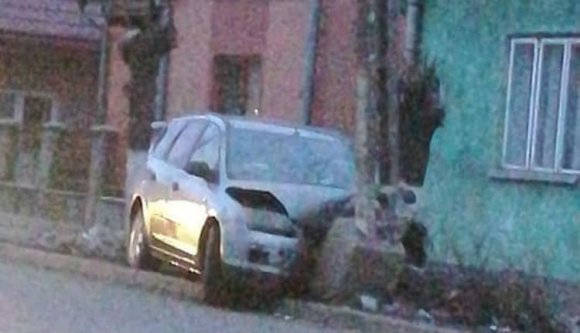 Tizennégy éves autóst üldöztek, a mérleg: egy sérült rendőr, egy megrongált járőrkocsi