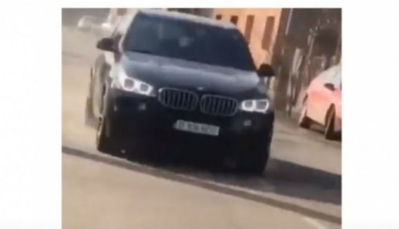 Persze, hogy kopogtat nálad a rendőr, ha tizenöt évesen autót vezetsz, és ez még a Youtube-ra is felkerül