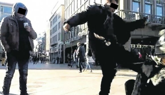 Védelmi pénzt követel az utcai művészektől a román koldusmaffia Kölnben