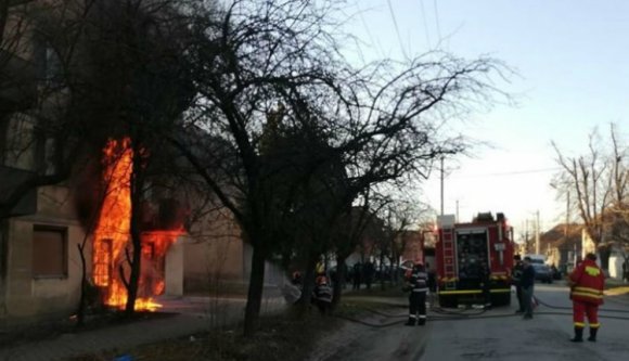 Egy teljes tömbházat kellett kiüríteni a tűz miatt