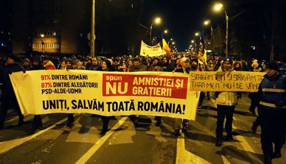 Tüntetők ezrei akarták elhajtani a kormányt az igazságügyi törvények rajtaütésszerű módosítása miatt