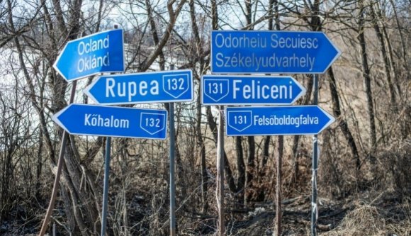 Kik és miért rongálják egyre másra a helységnév- és útjelző táblákat Hargita megyében?