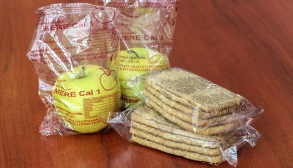 Lehámoznák a zacskót a tej-kifli-gyümölcs program almájáról